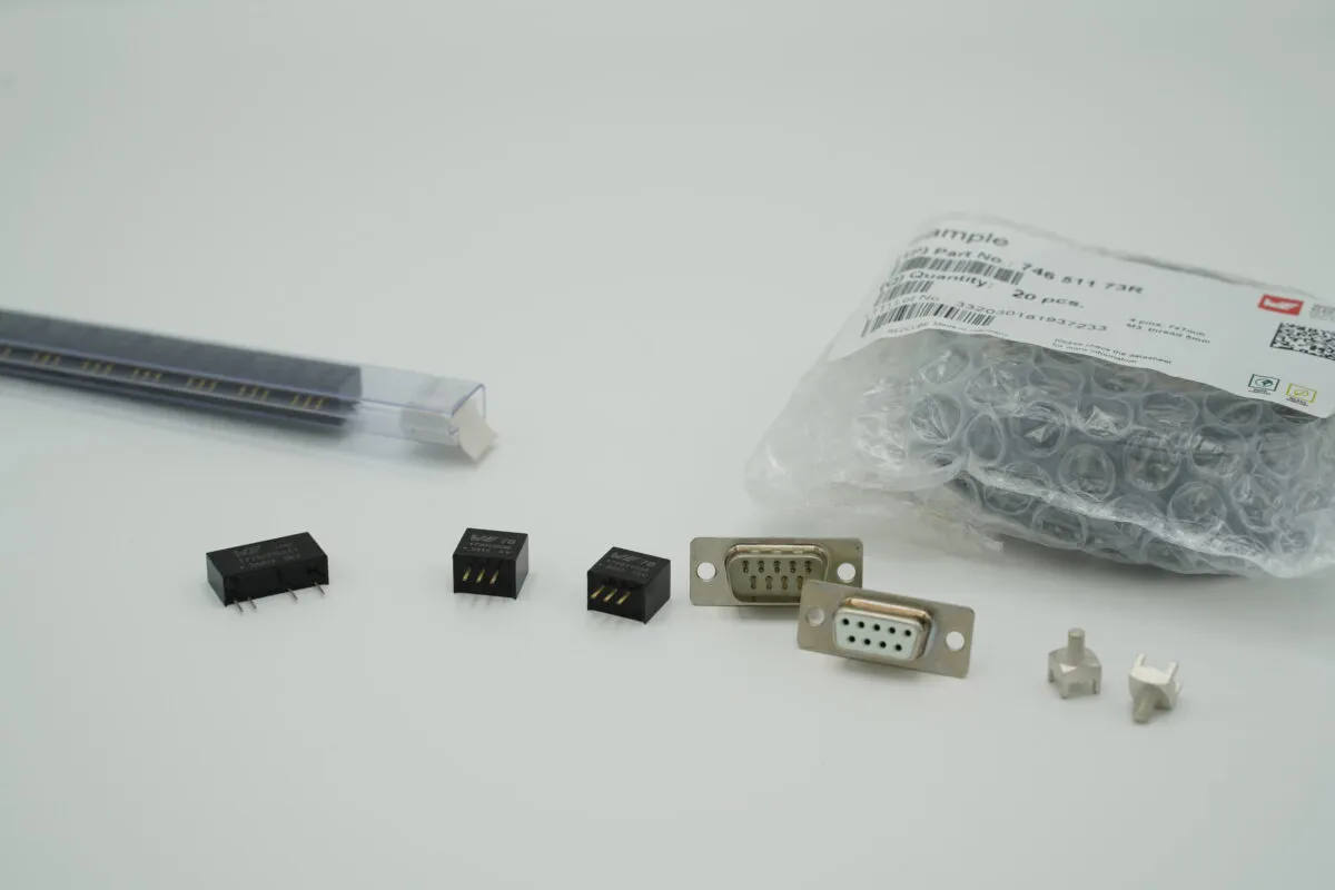 Mehrere elektronische und elektromechanische Komponenten für Rennwagen auf einem weißen Tisch.