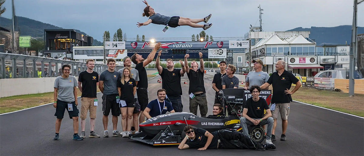 Gruppenfoto der Scuderia Mensa auf der Rennstrecke mit dem Formelwagen SPR19 Holly in der Mitte.