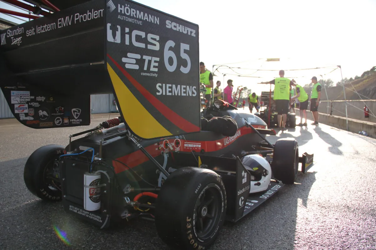 Der Formelwagen SPR21evo der Scuderia Mensa stehend auf Rennstrecke von schräg hinten.