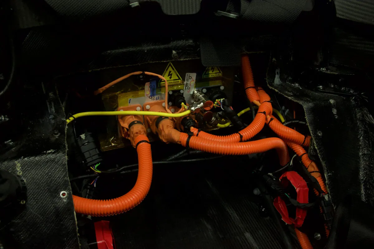 Das Hochvoltsystem an einem Elektro-Rennwagen der Scuderia Mensa mit roten Schläuchen.