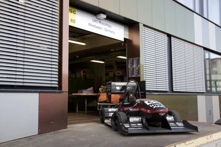 Der Formelwagen SPR21evo vor der Werkstatt der Scuderia Mensa.
