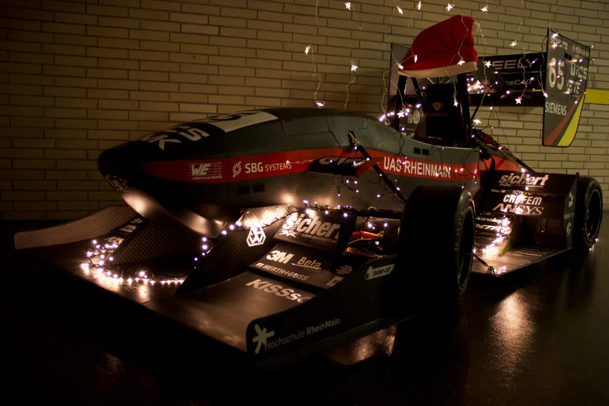 Der Formelwagen SPR21evo der Scuderia Mensa geschmückt mit Weihnachtsdeko.