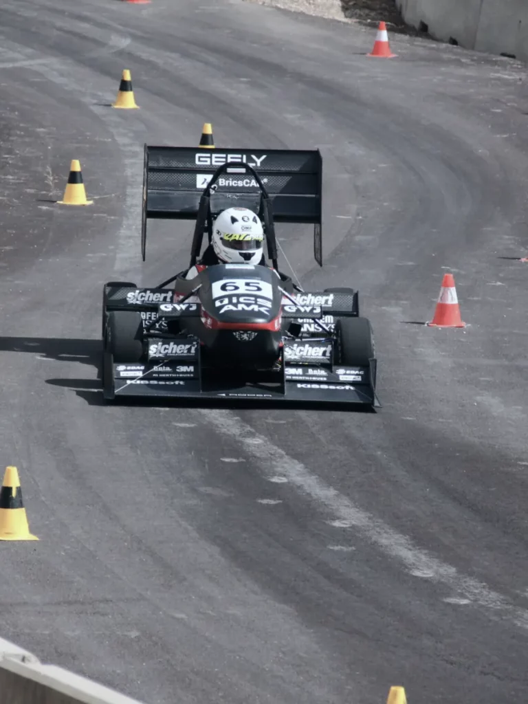 Fahrende Formelwagen SPR21evo auf einer Rennstrecke.