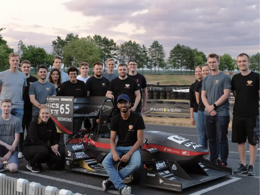 Gruppenfoto der Scuderia Mensa mit den Mitgliedern rund um den Formelwagen SPR21evo.